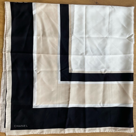 Square scarf - Picture 3 of 4